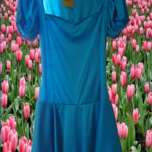 VESTIDO CORTO MANGA CORTA ELASTICO AZUL CON PUNTILLA EN EL BAJO