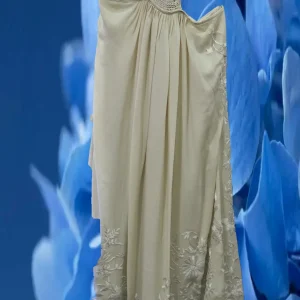 VESTIDO BEIGE CORTO VUELO CUELLO HALTER CON DETALLES BORDADOS