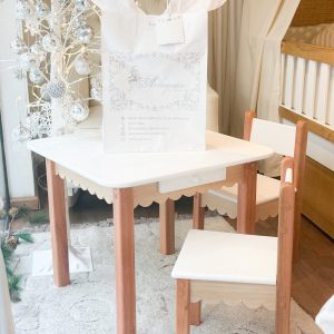 Mesa con sillas modelo Ondas