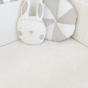 Acolchado de cuna en un estampado
