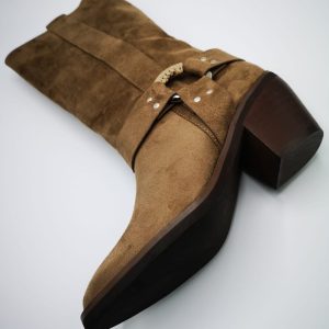 Bota con detalle circular