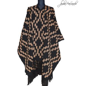 PONCHO ATADO A002/02 – NEGRO MARRÓN – UN PAÑO – TRAMA Y URDIMBRE FINA   CAMPO COMPLETO – SE REALIZA POR PEDIDO