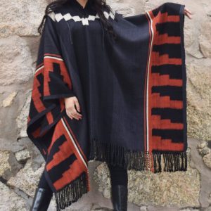 PONCHO ATADO A076 – CONDOR HUASI «FAMILIA AVAR SARACHO»   – UN PAÑO – TRAMA Y URDIMBRE FINA – SOLO POR PEDIDO