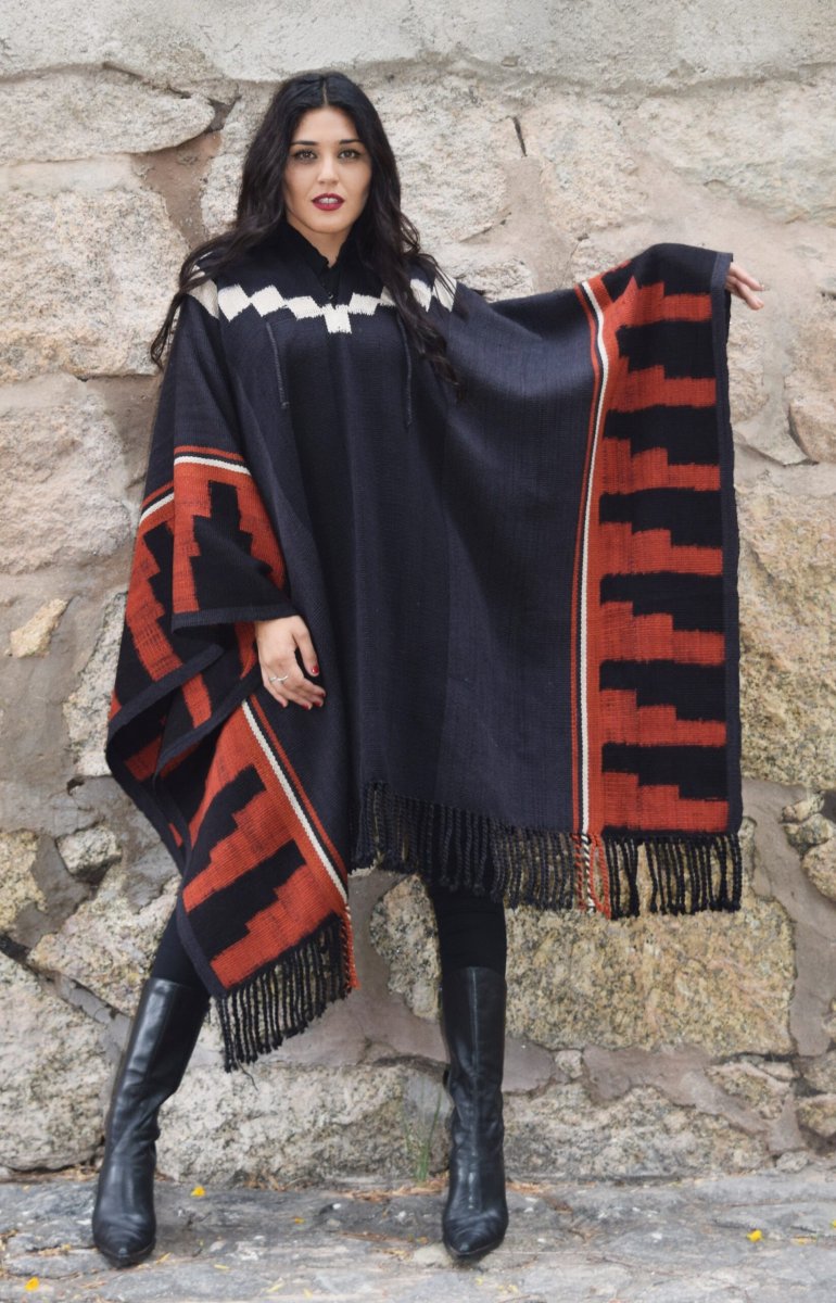 PONCHO ATADO A076 – CONDOR HUASI «FAMILIA AVAR SARACHO» – UN PAÑO – TRAMA Y URDIMBRE FINA – SOLO POR PEDIDO - Imagen 2