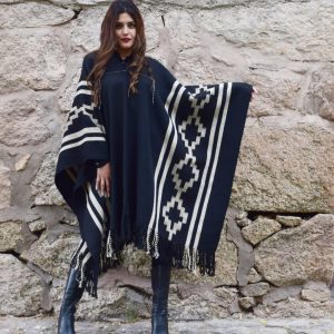 PONCHO ATADO A222, UN PAÑO – TRAMA FINA, URDIMBRE FINA – DISPONIBLE