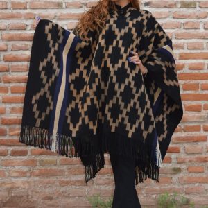 PONCHO ATADO A251, UN PAÑO TRAMA FINA, URDIMBRE FINA – SOLO POR PEDIDO