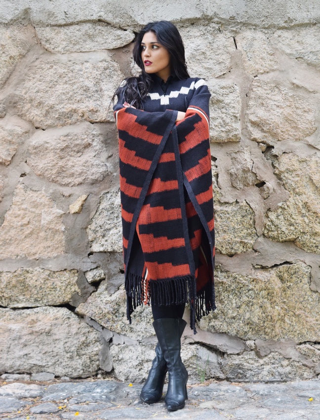 PONCHO ATADO A076 – CONDOR HUASI «FAMILIA AVAR SARACHO» – UN PAÑO – TRAMA Y URDIMBRE FINA – SOLO POR PEDIDO - Imagen 3