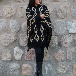 PONCHO CORTO PA108/2- GUARDA ATADA – UN PAÑO – TRAMA Y URDIMBRE FINA – SOLO POR PEDIDO