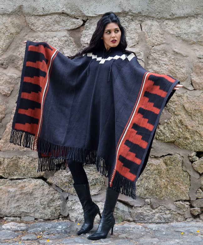 PONCHO ATADO A076 – CONDOR HUASI «FAMILIA AVAR SARACHO» – UN PAÑO – TRAMA Y URDIMBRE FINA – SOLO POR PEDIDO - Imagen 4