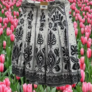 FALDA BLANCA MIDI CON ESTAMPADO NEGRO