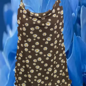 CAMISETA MARRON TIRANTES CON DECORACIÓN MARGARITAS