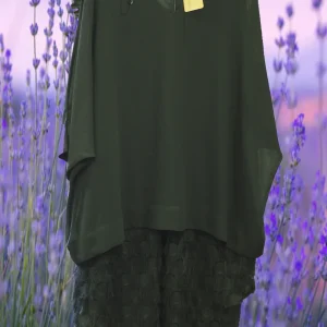 VESTIDO NEGRO CON DETALLE DE PLUMAS EN LA PARTE INFERIOR