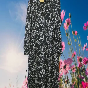 VESTIDO LARGO NEGRO CON MANGA LARGA Y ESTAMPADO