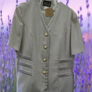 TRAJE SEÑORA CON FALDA DE COLOR BEIGE Y BOTONES DORADOS