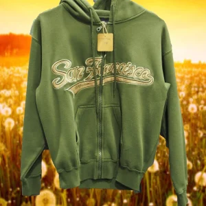SUDADERA VERDE CON CREMALLERA Y SERIGRAFÍA