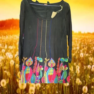 VESTIDO NEGRO CORTO MANGA LARGA CON BORDADO FLORAL