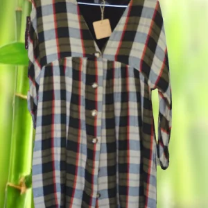 VESTIDO MIDI CON MANGA FRANCESA MARRON Y ESTAMPADO A CUADROS