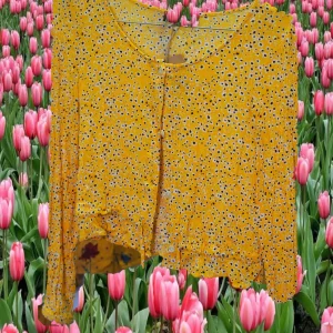 CAMISA SEÑORA MANGA LARGA AMARILLA CON ESTAMPADO Y BOTONES