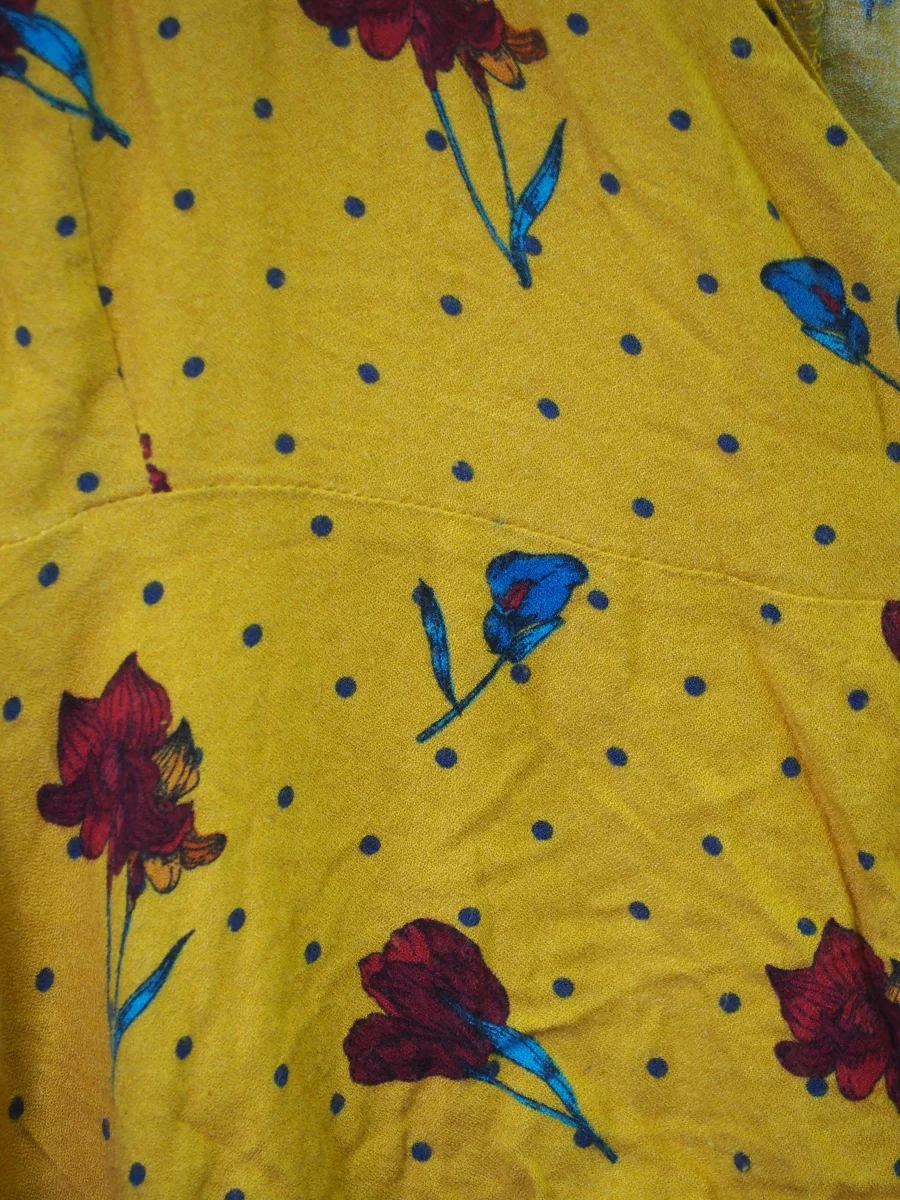 CAMISETA SEÑORA MANGA LARGA AMARILLA CON ESTAMPADO Y BOTONES - Imagen 3