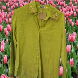 CAMISA SEÑORA MANGA LARGA VERDE CON DETALLES DE LENTEJUELAS EN EL CUELLO
