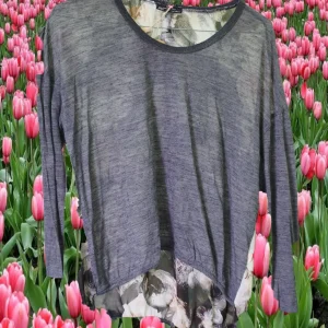 CAMISETA SEÑORA MANGA LARGA GRIS CON ESTAMPADO EN ESPALDA