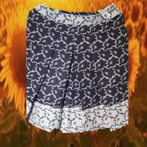 FALDA CORTA AZUL CON ENCAJE
