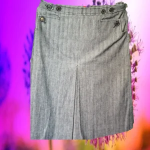 FALDA CORTA GRIS CON ESTAMPADO