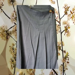 FALDA CORTA GRIS CON TABLAS