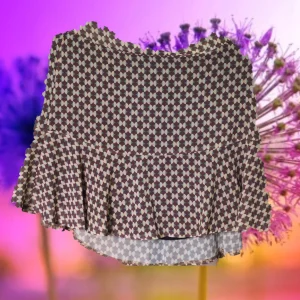 FALDA CORTA MARRÓN CON ESTAMPADO GEOMÉTRICO