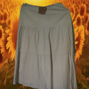 FALDA CORTA BEIGE CON VUELO