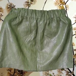 FALDA CORTA CUERO VERDE