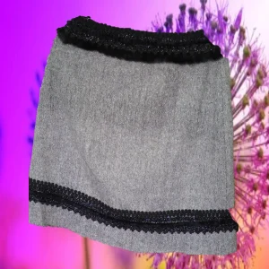 FALDA GRIS CON DETALLES DE LENTEJUELAS