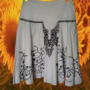 FALDA CORTA BLANCA CON BORDADO