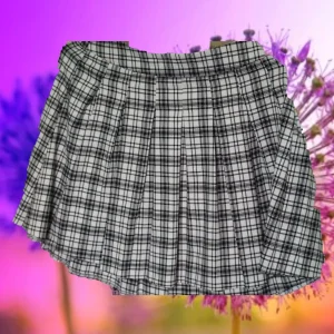 FALDA CORTA BLANCA DE CUADROS Y TABLILLAS