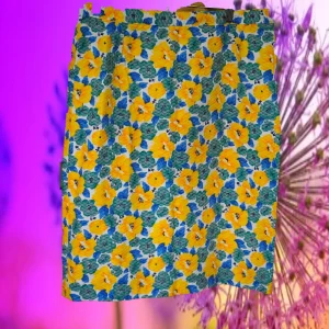 FALDA CORTA BLANCA CON ESTAMPADO FLORAL