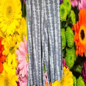 PANTALÓN MUJER DE TELA GRIS CON ESTAMPADO