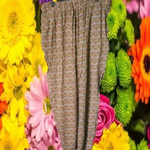 PANTALÓN MUJER DE TELA MARRON CON ESTAMPADO