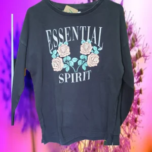 SUDADERA MUJER NEGRA CON DIBUJO Y DETALLES DE PERLAS
