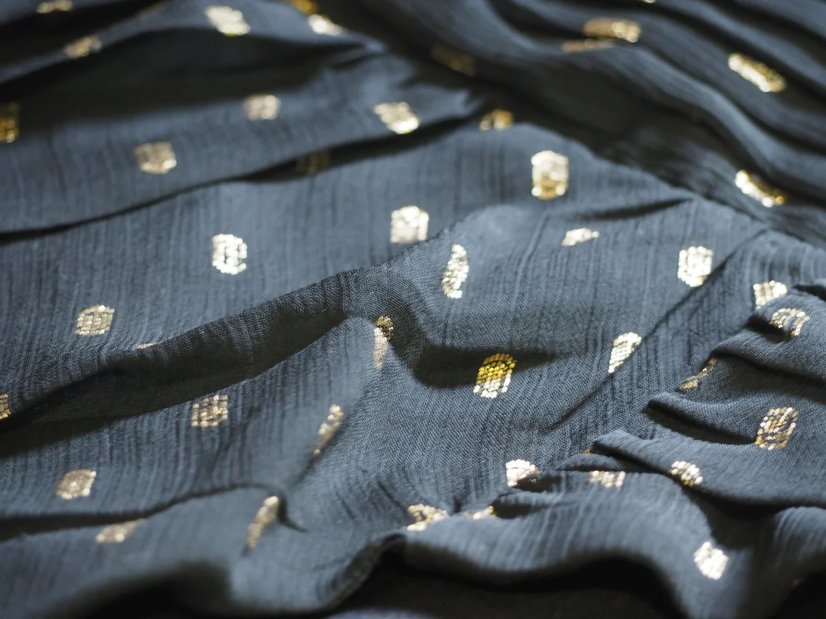 FALDA CORTA NEGRA CON ESTAMPADO DORADO - Imagen 3