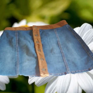 FALDA MIDI VAQUERA CON DETALLE DE PIEL EN CINTURA