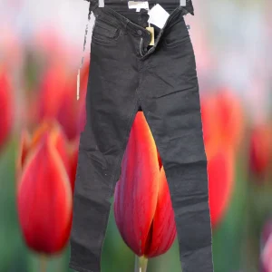 PANTALÓN MUJER VAQUERO NEGRO CON DETALLE PLATEADO EN LATERALES