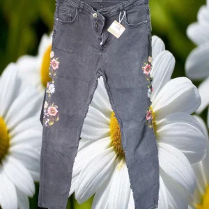 PANTALÓN MUJER VAQUERO GRIS CON BORDADO DE FLORES
