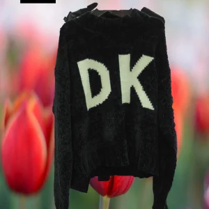 JERSEY NEGRO CON SERIGRAFÍA DKNY