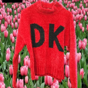 JERSEY ROJO CON SERIGRAFÍA DKNY
