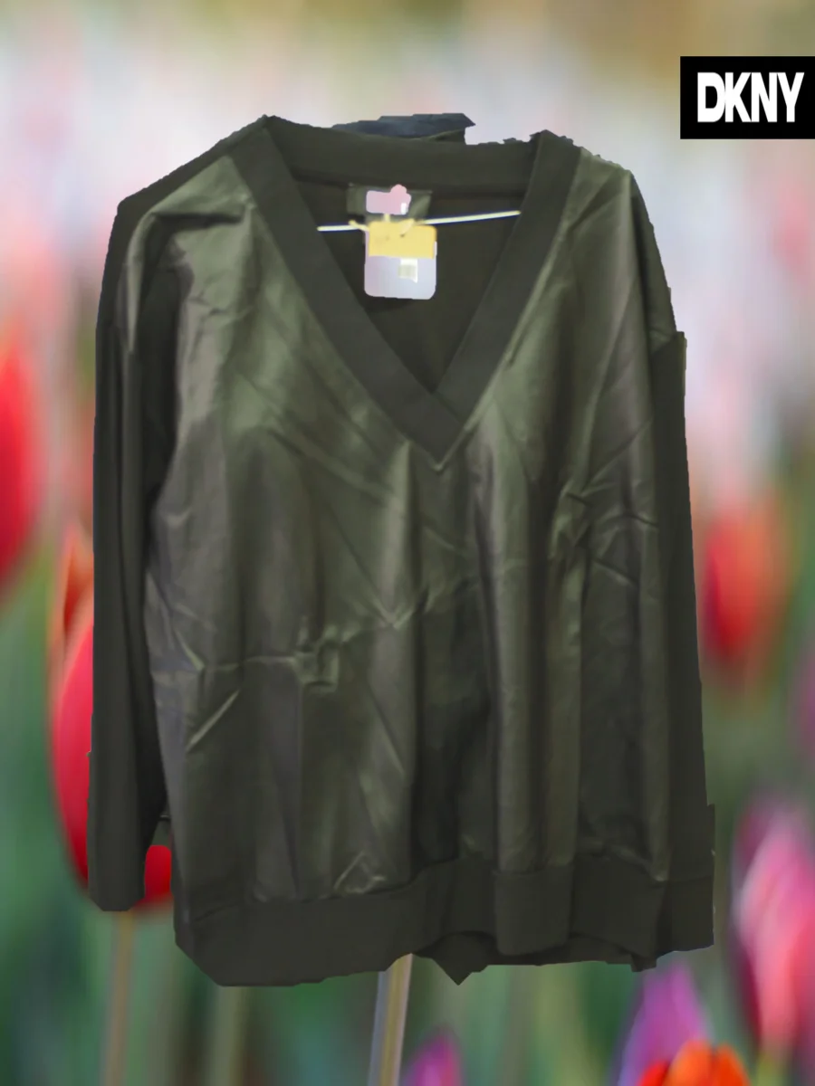 JERSEY NEGRO MITAD POLIPIEL MITAD LICRA CUELLO DE PICO DKNY