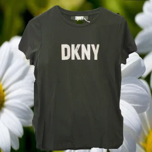 CAMISETA NEGRA CON LOGO DKNY  ( TARA MANCHA EN LETRA )