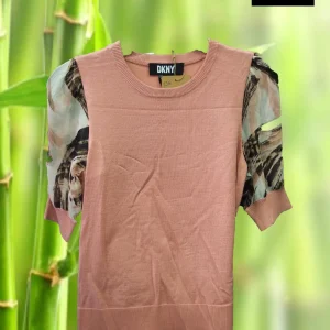 JERSEY ROSA CON MEDIA MANGA DE GASA DKNY