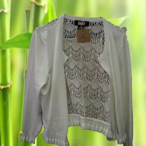 CHAQUETA BLANCA CON GANCHILLO EN PARTE TRASERA DKNY