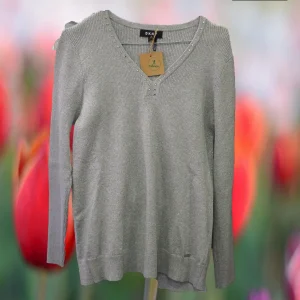 JERSEY GRIS CON BRILLO Y CUELLO PICO DKNY