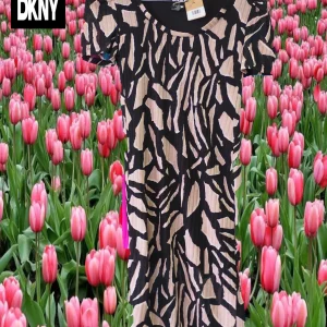 VESTIDO NEGRO MIDI NEGRO MANGA CORTA CON ESTAMPADO DKNY